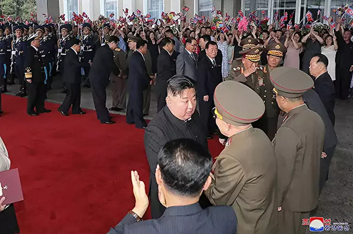 KİM SİNYALİ VERDİ<br>Kuzey Kore resmi haber ajansı KCNA, Kim Jong-un'un Pyongyang'dan ayrılışını gösteren fotoğrafları dünyaya servis etti. Askeri bir törenle Rusya'ya uğurlanan Kim'in yanına en üst düzey askeri danışmanlarını aldığı bildiriliyor. Kuzey Kore Genelkurmay Başkanı Ri Pyong Chol, yardımcısı Pak Jong Chon ve cephane endüstrisinin başındaki general Jo Chun Ryong trene binen isimler arasında.<br><br>Rus resmi haber ajansı RIA ise, zırhlı yeşil trenin Rusya topraklarına girdiğini duyurup Rus demiryollarına ait bir lokomotifin treni çektiği bir video paylaştı.