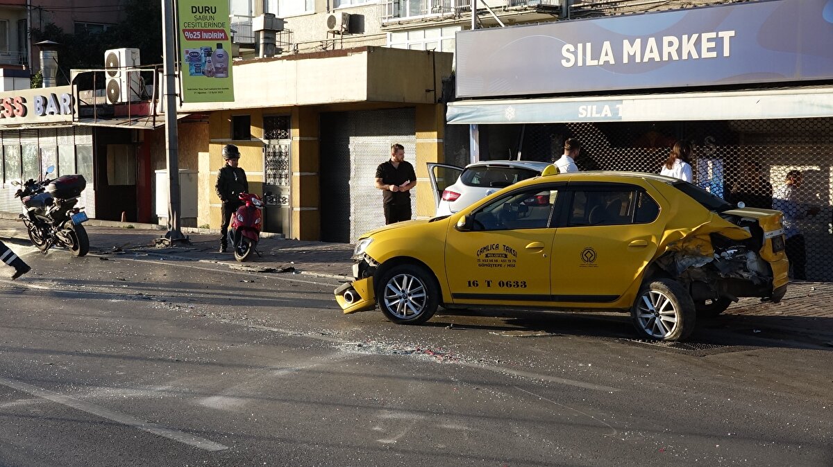 Çarpmanın şiddeti ile savrulan otomobil, ardından yol kenarındaki kapalı markete girdi. Kazada yolcu koltuğundaki 1 kişi yaralandı.