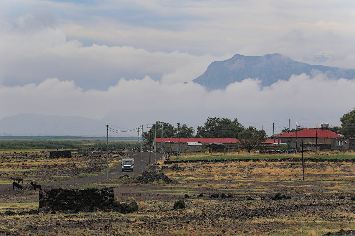 Sonbaharın gelmesiyle birlikte hava sıcaklığının düştüğü Doğu Anadolu Bölgesi'ndeki bazı yüksek kesimli noktalar, sis altında kaldı.<br><br>