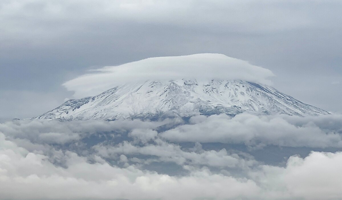 Bölge halkı, Ağrı Dağı'na kar yağmasını "kışın habercisi" olarak nitelendiriyor.<br><br>