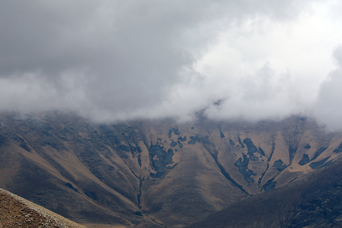 Sağanağın da etkili olduğu bölgede, 5 bin 137 metre rakımlı Ağrı Dağı'nın bir bölümü beyaza büründü.<br><br>