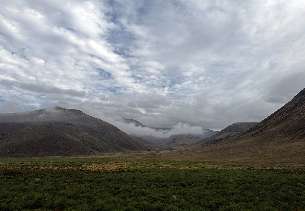 Öte yandan Iğdır ve Ağrı arasındaki Aras Dağları'nın yüksek kesimli bölgeleri de sis içinde görüntülendi.<br><br>