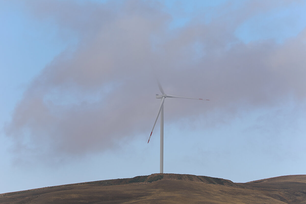 Dağın zirvesinden eteklerine doğru yaklaşık 1500 metrelik bölümü beyaz örtüyle kaplandı.<br><br>