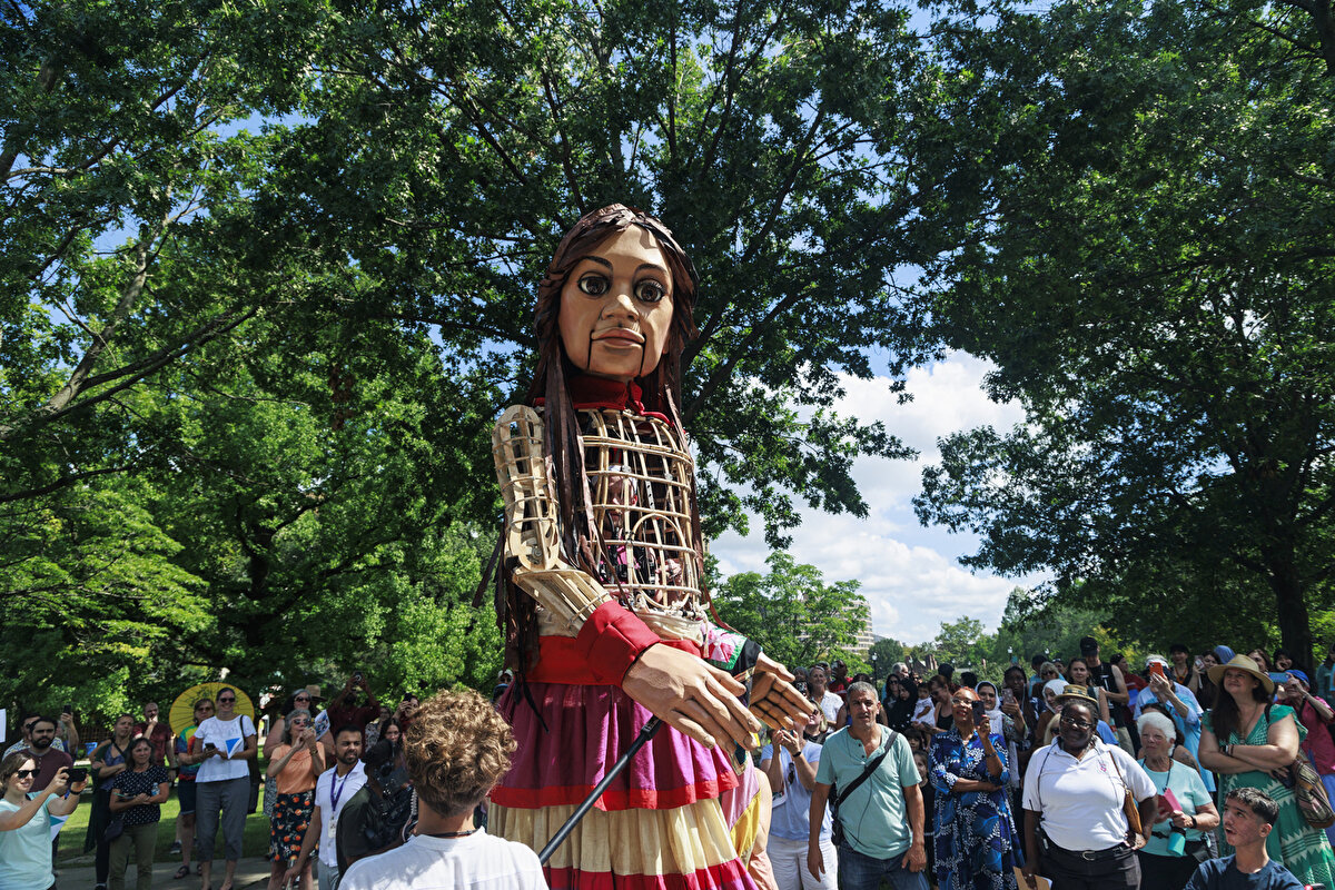 'Kukla haberlerden' bıkmış bir halka şiddet ve zulümden kaçan çocukları hatırlatmayı amaçlayan 3,5 metrelik dev kukla, yolculuğunda ziyaret ettiği her yerleşim yerinde sanatçı, kurum ve kuruluşların iş birliğinde düzenlenen eğitici kültürel ve sanatsal çalışmalarda yer alıyor.