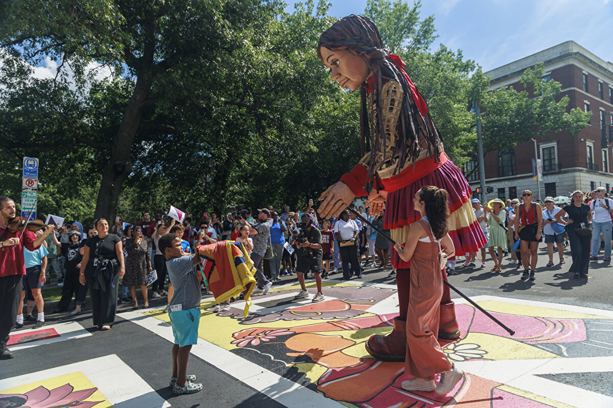 Emel, farkındalık oluşturmak için Connecticut'ta bulunan Trinity ve Elm sokaklarında yürüdü.