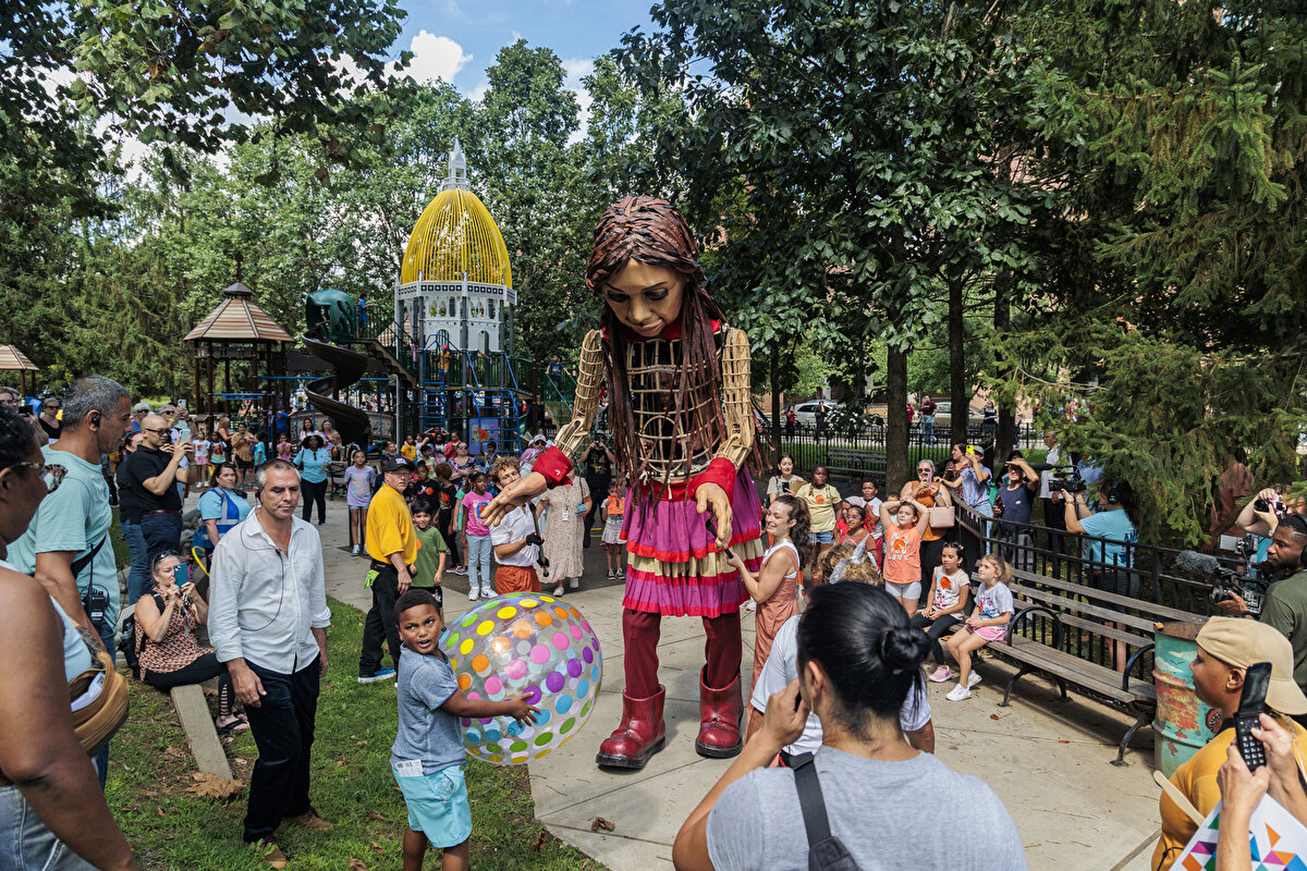 Güney Afrika merkezli Handspring Kukla Kumpanyası tarafından tasarlanan Küçük Emel adlı kukla, kukla sanatçıları tarafından hareket ettirilir.
