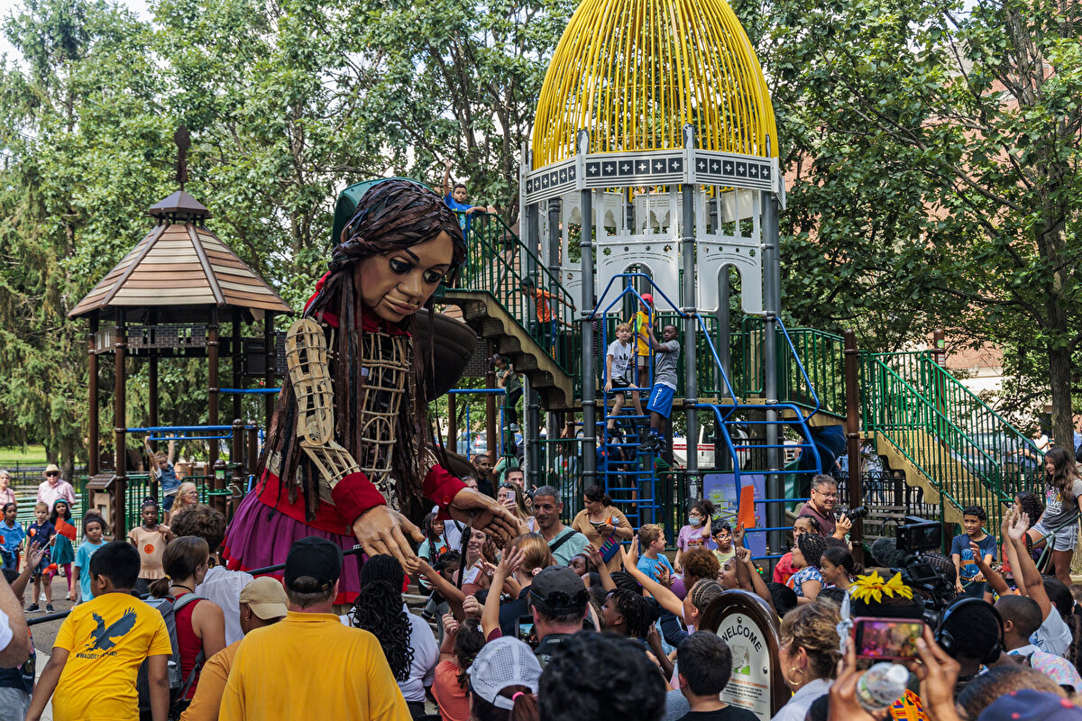 "Yürüyüş" adlı proje kapsamında 27 Kasım- 3 Temmuz 2021 arasında Gaziantep'ten İngiltere'ye 8000kmlik yolu yürüyerek kat eden Küçük Emel'e yolculuğu boyunca 12 farklı ülkeden gelen kuklacılar eşlik etti.