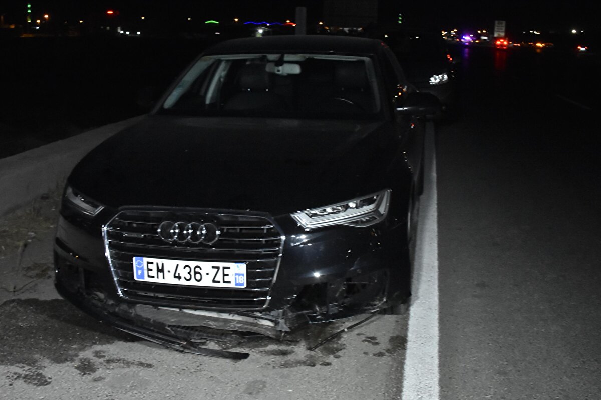 OTOMOBİL 2 KAZAZEDENİN ÜZERİNDEN GEÇTİ<br>Kaza sırasında yoldan geçen Halim Oğuz yönetimindeki EM 406 ZE Fransa plakalı otomobil ise yola savrularak hayatını kaybeden Afgan uyruklu 2 kişinin cansız bedenlerinin üzerinden geçtikten 100 metre sonra durabildi.