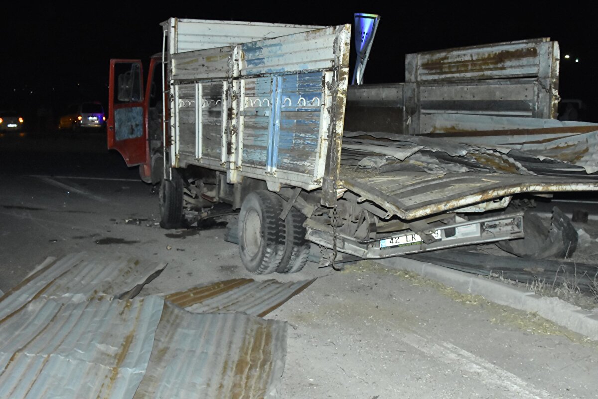 Kazada, kamyonetin kasasından inmeye çalışan Afganistan uyruklu işçilerden Semsuddin Shams ve Hayrullah olay yerinde hayatını kaybetti. Necip adlı diğer işçi ile kamyonet sürücüsü Ali Özer, kuzeni Mehmet Ali Özer, eşi Ayşe, kızları Zeliha Sena ve Hiranur Özer ile kamyon sürücü Hasan Yavuz yaralandı.