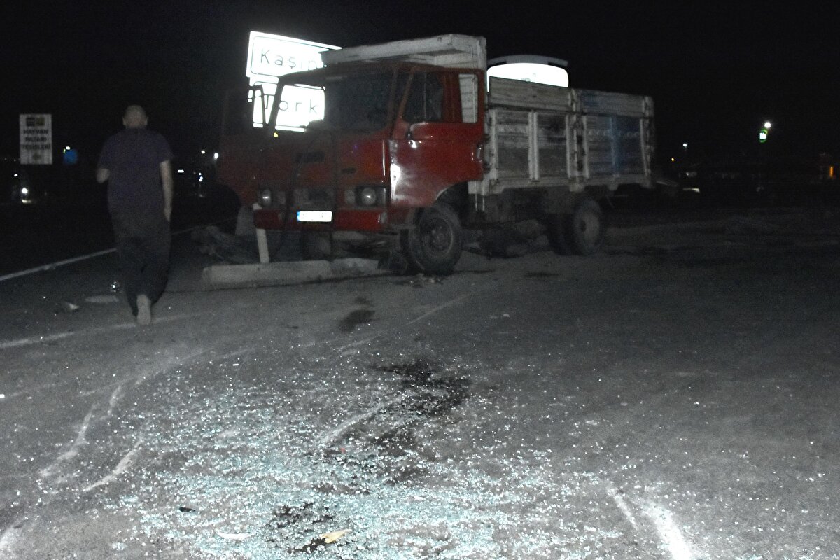 Bu sırada çiftlikte yevmiyeli olarak çalışan ve kamyonetin kasasında bulunan Afganistan uyruklu Semsuddin Shams (22) ile soyadları henüz öğrenilemeyen Hayrullah ve Necip adındaki 3 işçi, aracın ön kısmına binmek için kasadan inerken, arkadan gelen Hasan Yavuz yönetimindeki 50 US 826 plakalı kamyon hızla çarptı. Çarpışmanın şiddetiyle savrulan kamyon, karşı şeride geçip, yaklaşık 50 metre engebeli arazide ilerledikten sonra durabildi.