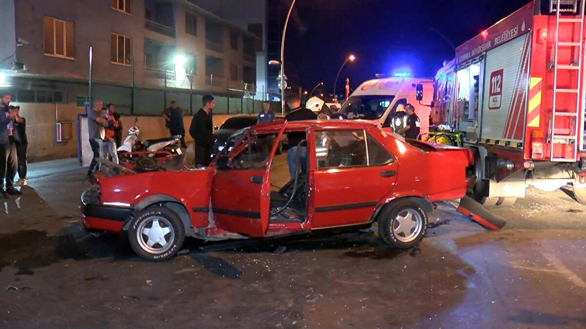 Kazada sürücü Uğur Mercimek ile yanındaki Burak Mercimek otomobilde sıkıştı. Yoldan geçenler bir yandan yardıma koşarken diğer yandan da durumu polis, itfaiye ve sağlık ekiplerine haber verdi. 