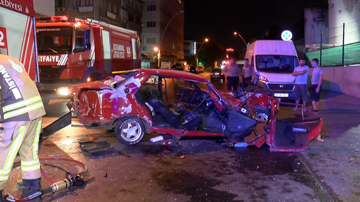 Olay yerine gelen itfaiye ekipleri, otomobilde sıkışan yaralıları kurtarmak için çalışma başlattı. İtfaiye ekiplerinin otomobilden çıkardığı yaralılar sağlık ekiplerinin ilk müdahalesinden sonra en yakın hastaneye kaldırıldı. Kazaya karışan otomobil çekici yardımıyla bulunduğu yerden kaldırıldı. <br><br>"ARKADAŞLAR ÇOK HIZLI GELİYORDU"<br>Kazaya tanık olan Kurtuluş Erdal, "Arkadaşlar çok hızlı bir şekilde geliyordu. Direk bizim tankere çarptılar, ondan sonra bu hale geldi işte. Aracın içinden 2 yaralı çıkardılar. İkisinin de sağlık durumları iyi. İtfaiye, polis ve sağlık ekipleri gerekeni yaptılar" dedi. <br>Polis ekipleri kaza ile ilgili inceleme başlattı. 