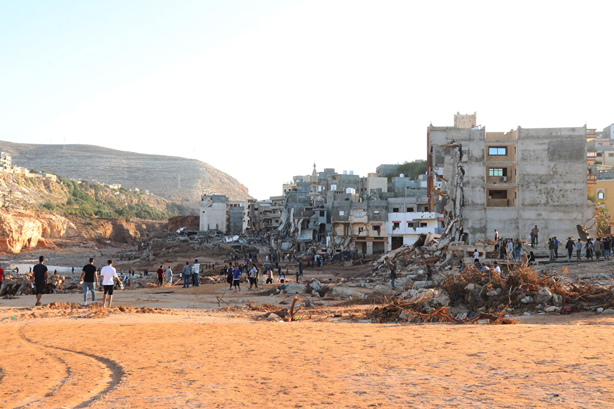 Derne'yi ikiye bölen vadi, "Daniel" fırtınasının neden olduğu yağmur sularıyla doldu ve su seviyesi eşi benzeri görülmemiş bir şekilde yükselerek vadideki suyu tutan en önemli iki baraj üzerinde muazzam bir baskı oluşturdu ve sel suları barajların çökmesine neden oldu.<br><br>