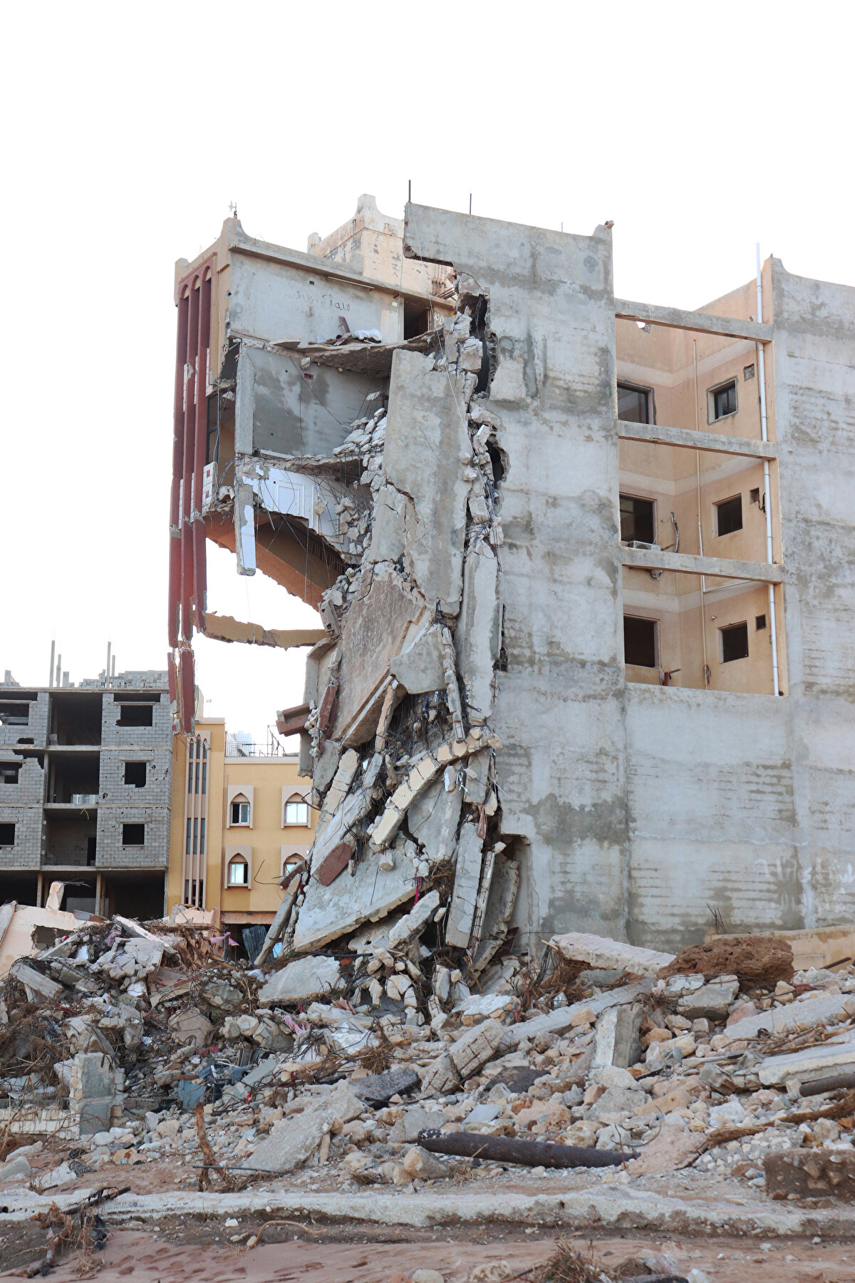 Derne vadisinin şehrin simgesel yapılarından olduğunu ancak daha önce de benzer afetlere neden olması sebebiyle bölge sakinleri için sürekli bir tehlike oluşturduğunu aktaran Dernavi, 1941 yılında İkinci Dünya Savaşı sırasında da büyük bir sel yaşandığını ancak savaş nedeniyle yaşanan ölümlerin o zamanlar çok gündem olmadığını kaydetti.<br><br>