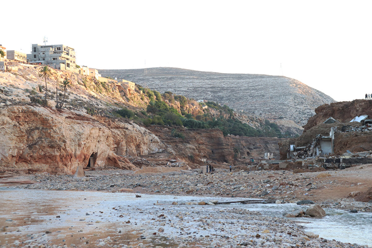 Dernavi, Libya'da yerel yetkililerin vadiden kaynaklı doğal afet tehlikesini engellemeye çalışarak barajlar inşa ettiğine ancak felaketlerin yine de sürdüğüne dikkati çekerek, şöyle devam etti:<br><br>"Dün çöken barajlar, yani El-Bilad ve Bumansur barajları 1986 yılında inşa edilmiş. O dönemde baraj sularının kanalizasyondan sızması sonrasında yine sel felaketi meydana gelmiş ve insanlar zarar görmüş."