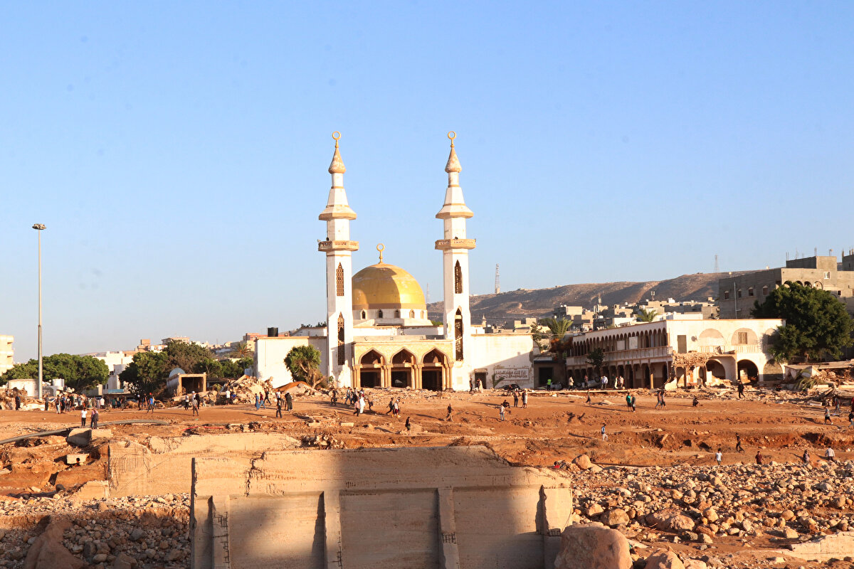 Libyalı tarihçi Ferac Davud ed-Dernavi, Derne'nin yarısının vadinin alt tarafında kalması nedeniyle kentteki maddi zararın ve ölümlerin çok olduğunu belirtti.<br><br>Derne'nin, kentin güneyinden gelen tüm yağmur sularının döküldüğü bir noktada olduğunu ifade eden Dernavi, "Daniel fırtınasının etkili olmasının ardından kentte yağmur sularını tutan iki baraj çöktü. Bu, tam bir felaketti." dedi.