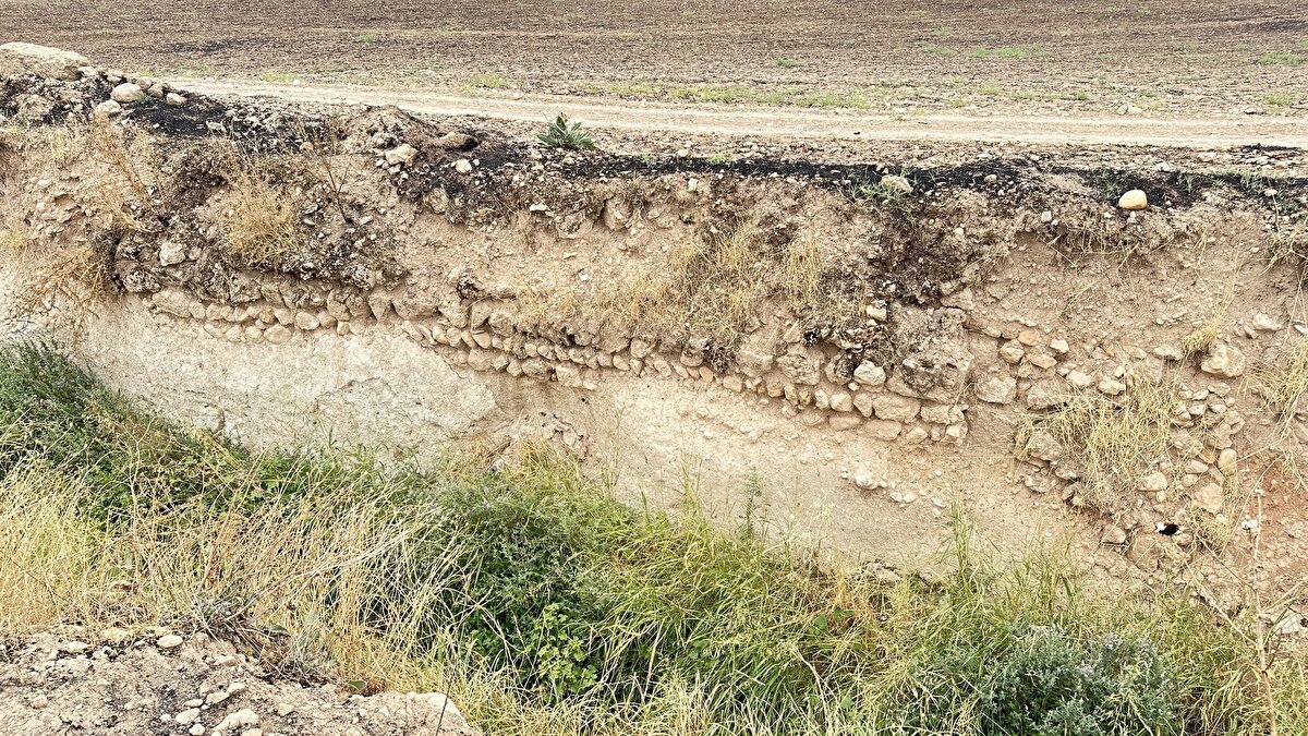 Tünelin Roma döneminde inşa edildiğini ve yaklaşık 1700 yıllık olduğunu ifade eden Alkan, şöyle konuştu:<br><br>"Geçitli Köyü'nün hemen güney kısmında bulunan Roma dönemine ait nekropol, yerleşim alanı ve geçitli höyükte yaptığımız inceleme sonucunda 150 uzunluğunda bir su tüneli tespit ettik. Burada yaptığımız incelemelerde hemen giriş kısmının alçak, orta kısımlara doğru yükselen bir su tünelini gördük. Tünel, günümüzden yaklaşık 1700 yıl öncesine ait."<br><br>