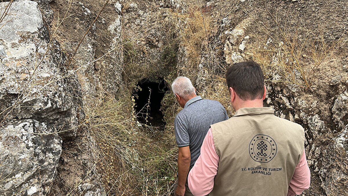 Alkan, tünelin, köyün diğer kısmındaki tarlara su verilmesi için dağın delinerek inşa edildiğini öngördüklerini belirterek, "Sofraz Çayı'nın yüksek seviyesindeki suların köyün diğer tarafında bulunan tarlalara ulaştırılması için bu tünelin yapıldığını keşfettik. Bu tünelin ne kadar muazzam bir görüntüye sahip olduğunu ve çok muhteşem bir işçilikle inşa edildiğini gördük." dedi.<br><br>