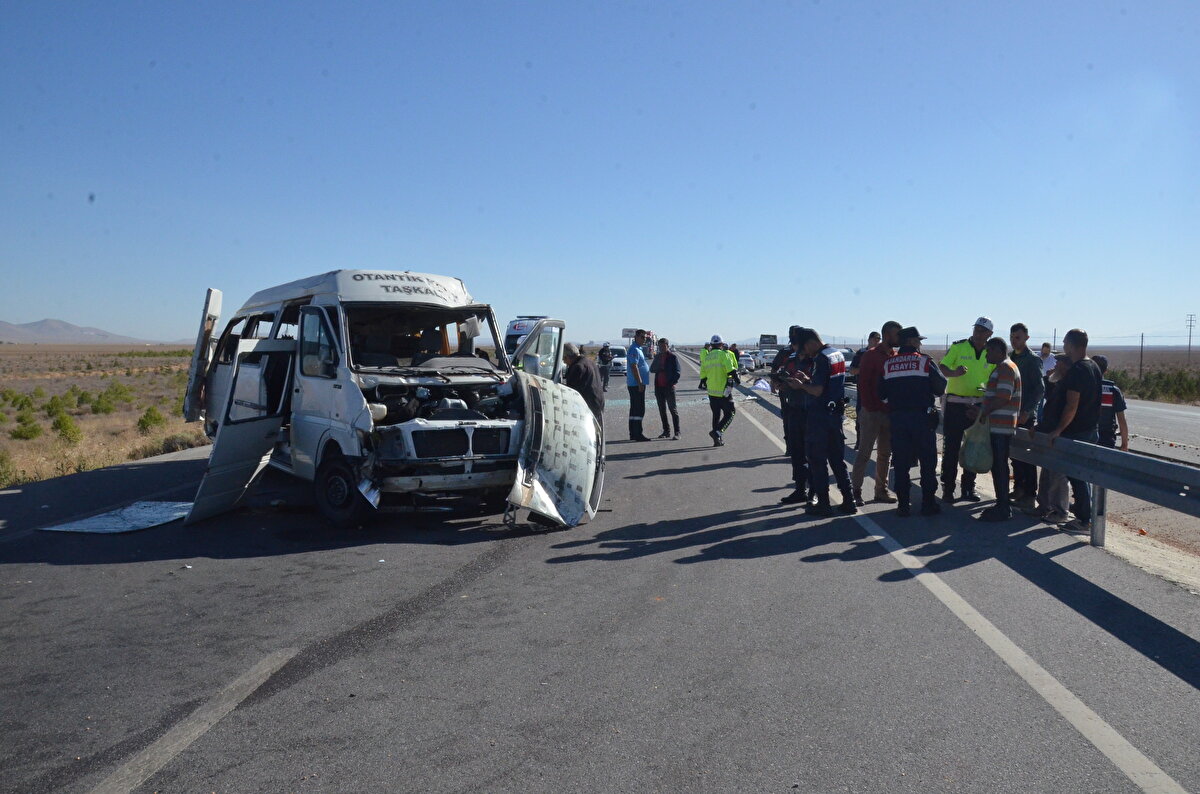 Kazadan yaralanmadan kurtulan minibüsün şoförü Mehmet G, gözaltına alındı.<br><br><br>Merkeze bağlı Taşkale köyünden aldığı yolcuları Karaman'a getirmek üzere yola çıktığını belirten Mehmet G, lastiğinin patladığını söyledi, "Araç yalpalamaya başladı. Kontrol edemedim. Daha sonra takla attık. Minibüste 13 kişi vardı. Taşkale köyünden yolcuları aldım Karaman merkeze geliyorduk." dedi.<br><br><br>