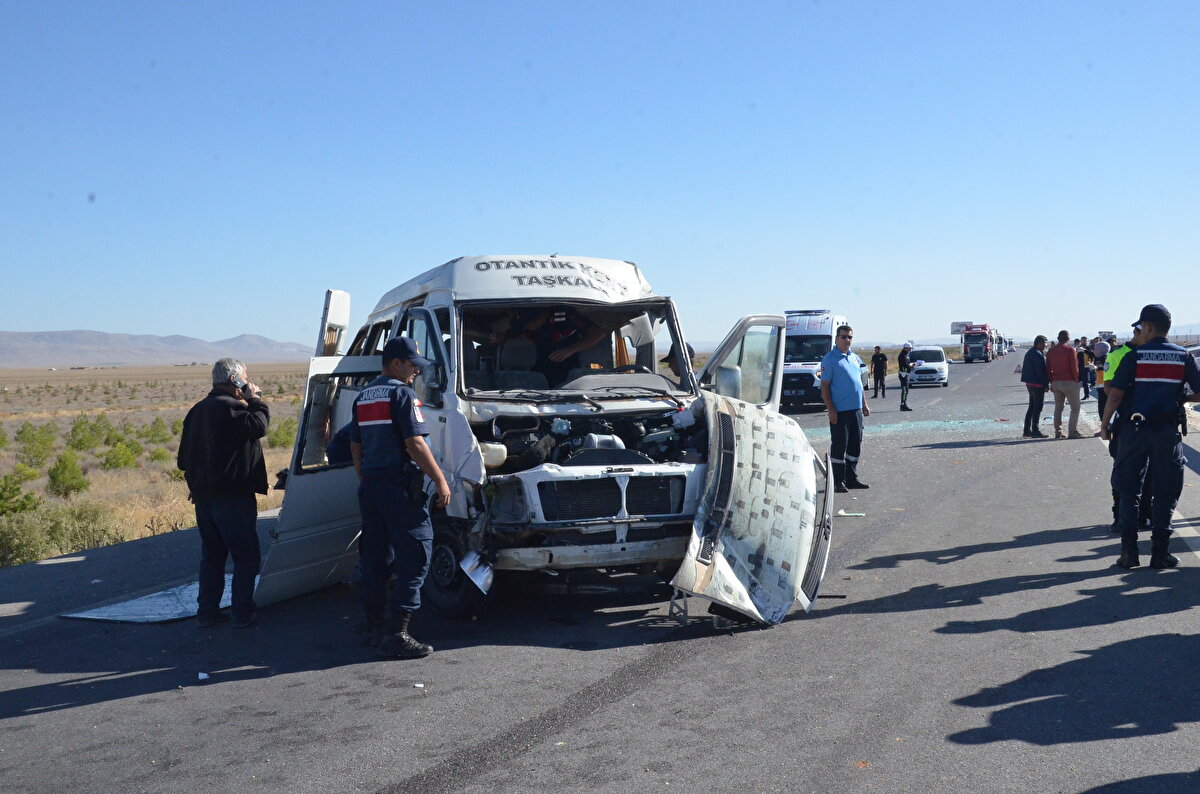 İhbar üzerine olay yerine polis, itfaiye ve sağlık ekibi sevk edilirken kaza nedeniyle kara yolu trafiğe kapatıldı.