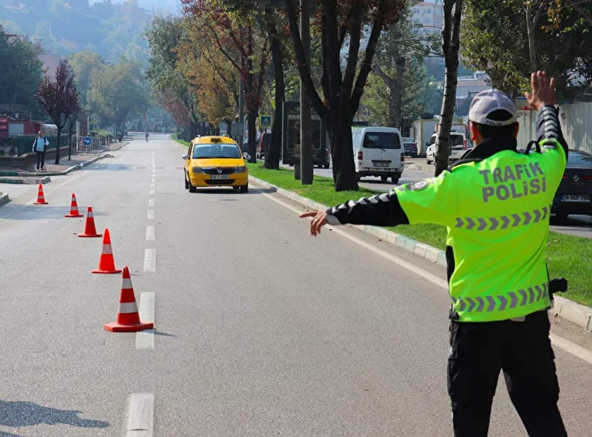 Uygulama sayesinde kimlik kartı yanında olan vatandaşların trafikte yanlarında sürücü belgesi bulundurma zorunluluğu ortadan kalkmaktadır.<br><br>