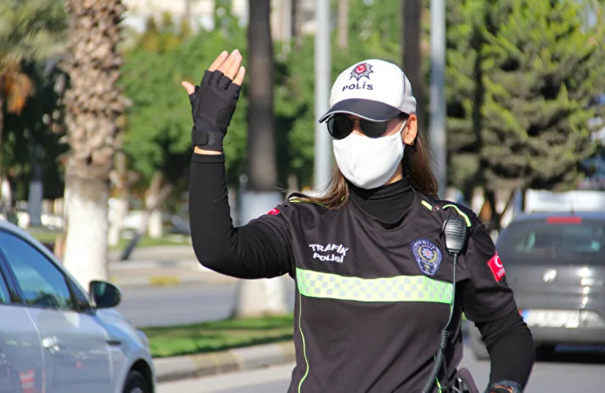 Yeni nesil elektronik kimlik kartı bulunanlar yeni tip sürücü belgesi başvurusu sırasında bu uygulamadan faydalanabilir.<br><br>Bu işlemlerin tamamı ücretsiz bir şekilde gerçekleştirebilmektedir.<br><br>