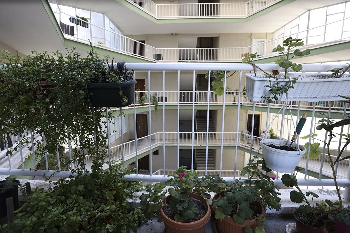 Özellikle sosyal medyada ilgi odağı haline gelen blokların mimarisi, bina içi süs havuzları ve yeşil alanları AA ekibi tarafından dronla görüntülendi.<br><br>