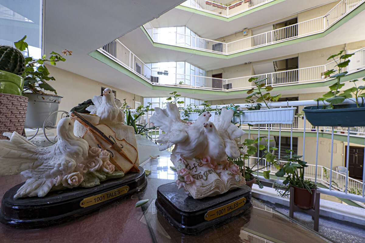 Barış, askere gittiği dönemde sitede iki filmin çekildiğini söyleyerek "Burası zamanında üst düzey insanlar için yapılmıştı. O zaman kapıda güvenlik görevlileri falan da olurdu. Amerikalılar da vardı, onlarla basketbol, voleybol oynardık." dedi.<br>