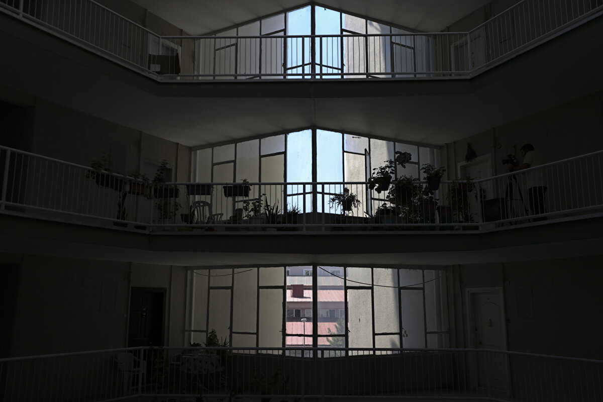 Sitenin inşa edildiği dönemde, alanda tek bir ağacın olmadığını belirten Barış, "Burası daha çok mebuslar için yapılmış. Amerikalıların o zaman Ankara'da pek kalacak yerleri yok. Her blokta en az 10-15 Amerikalı aileler kalırdı. Özel bir yapısı vardır. Öyle bir şekilde konumlandırılmış, yerleştirilmiş ki her daire günün bir saati güneş alır." ifadelerini kullandı.<br><br>