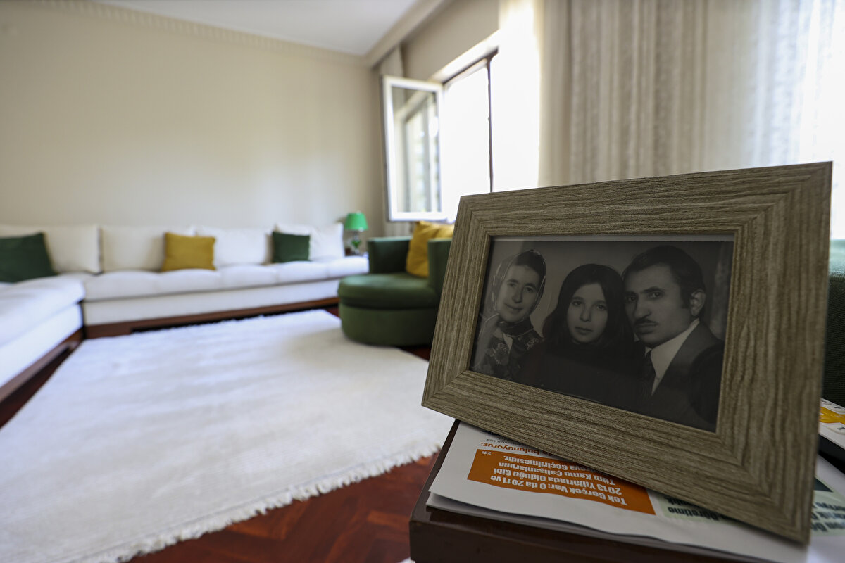 Herkesin bu sitede oturmak istediğini vurgulayan Saraç, "Daha önce birçok ünlü burada oturmuş, hala oturuyor. Milletvekilleri, sanatçılar, askerler, paşalar genelde ve filmler de çekilmiş. Özellikle sosyal medyada ilgi odağı haline gelen blokların mimarisi, bina içi süs havuzları ve yeşil alanları AA ekibi tarafından dronla görüntülendi.<br><br>