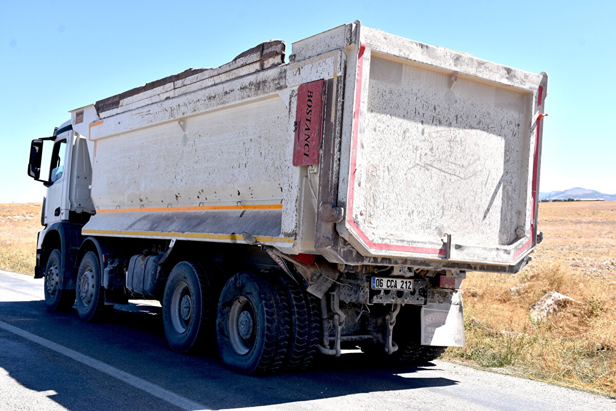 Yaralanan diğer otomobilin sürücüsü İsmet Altın ile beraberindeki Aşire Altın (53) ambulanslarla Aksaray Eğitim ve Araştırma Hastanesine kaldırıldı.<br><br>Cenazeler incelemenin ardından otopsi için aynı hastanenin morguna gönderildi.<br><br>Kamyon sürücüsü Sert, jandarma ekiplerince gözaltına alındı.<br>