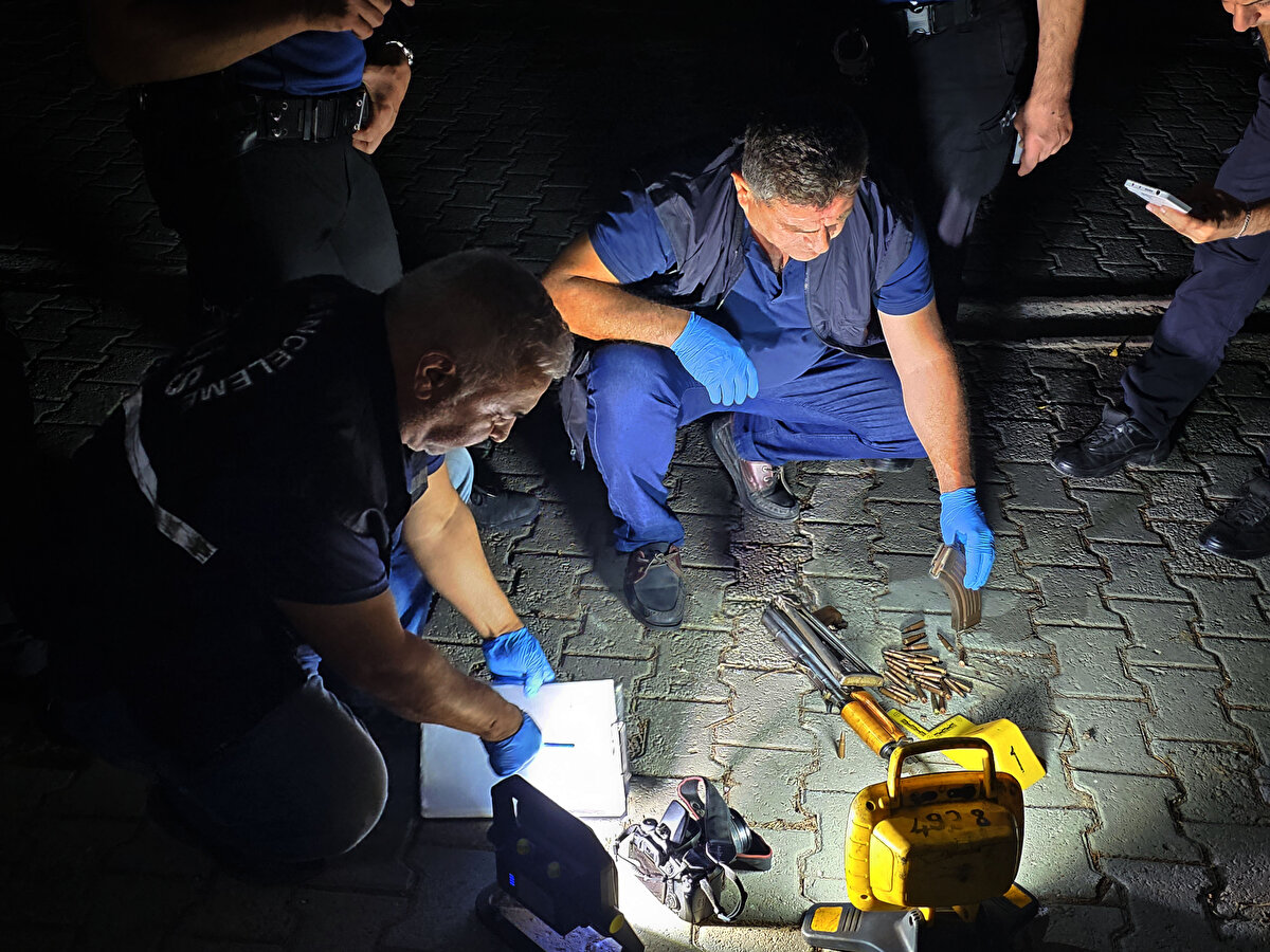 Mahalle bekçilerinin durdurmak istediği şüpheliler, motosikleti devirdikten sonra yaya olarak ara sokaklara doğru kaçmaya başladı.