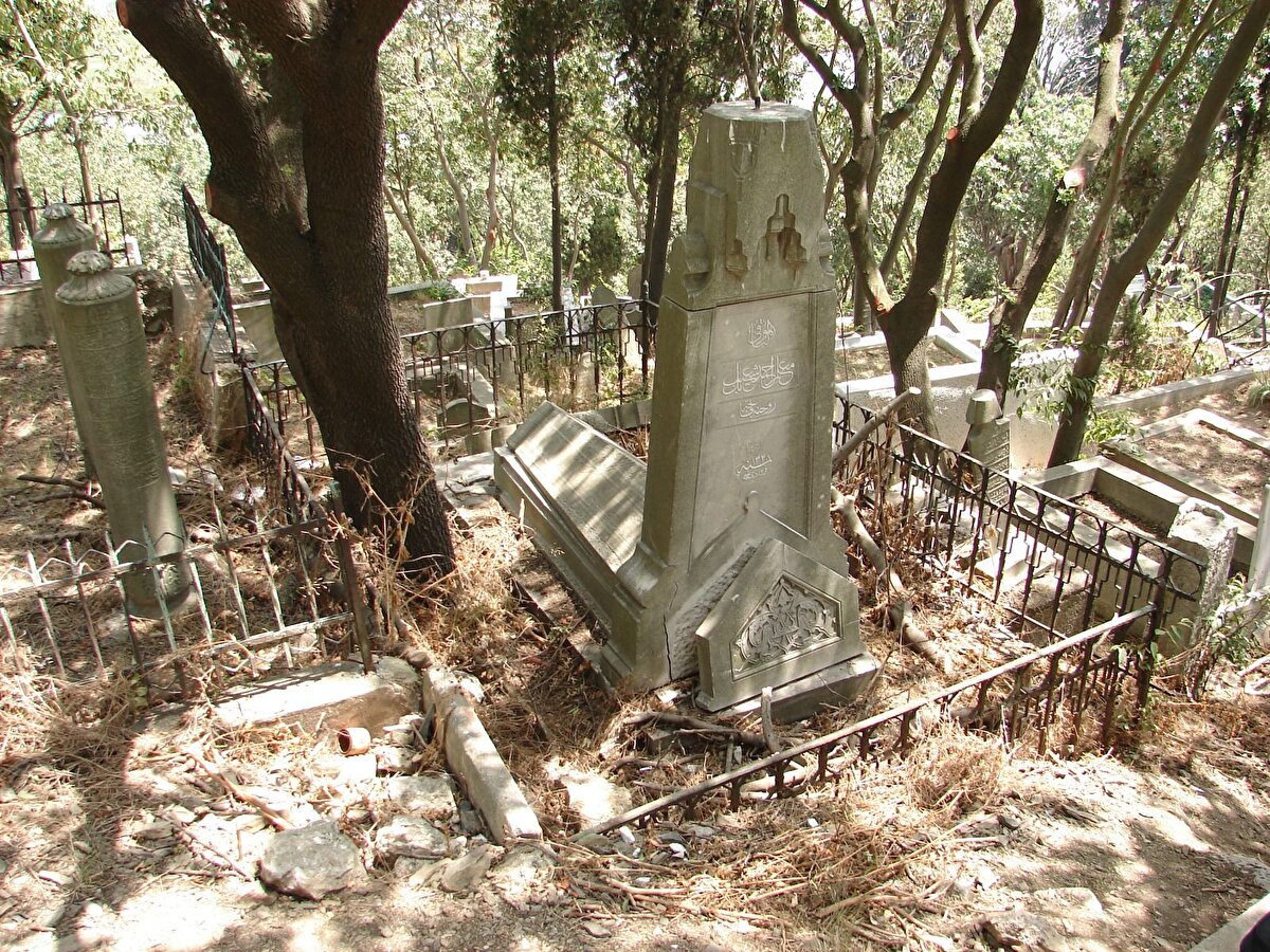 Taşları kırılıp, etrafa dağılan mezarlığın ne zaman bu hale geldiği bilinmese de, eski halinden eser kalmadı.