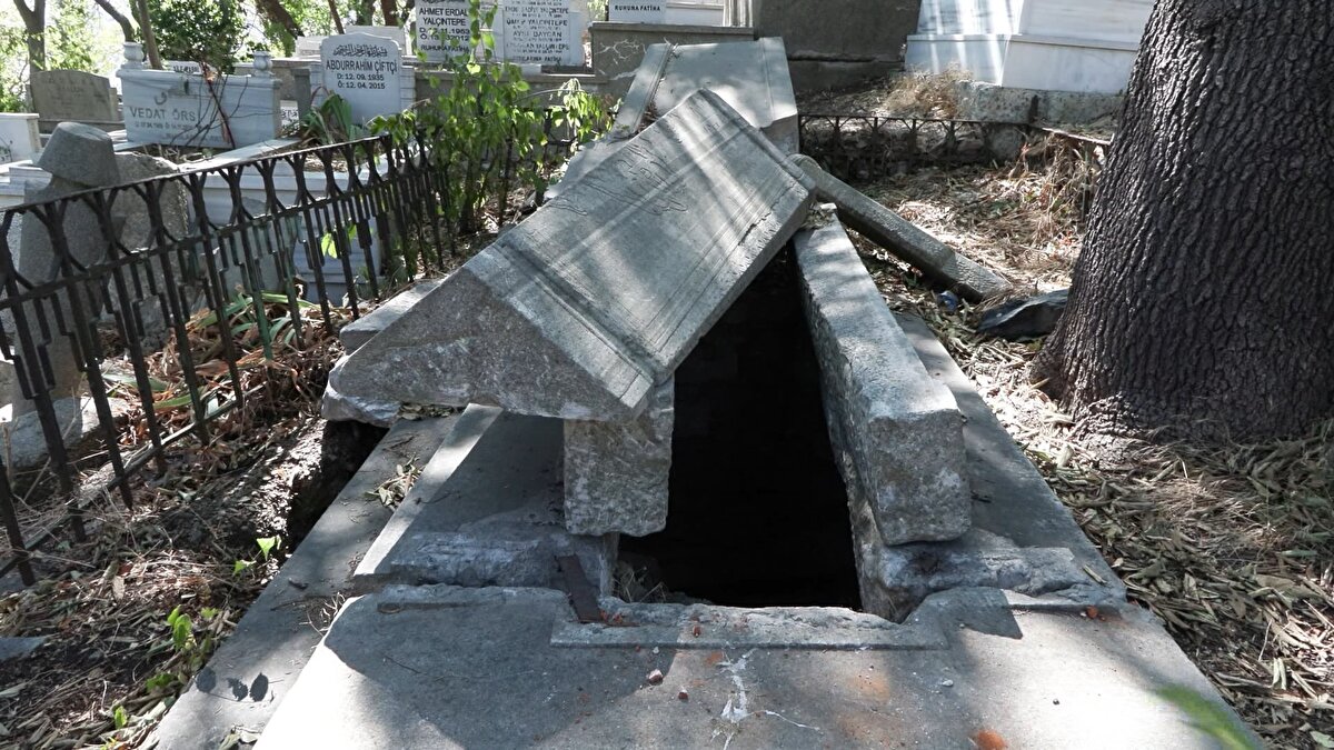 Etrafı demir parmaklıklarla çevrili lahit tipi mezarda, kemikler de gün yüzüne çıktı. 