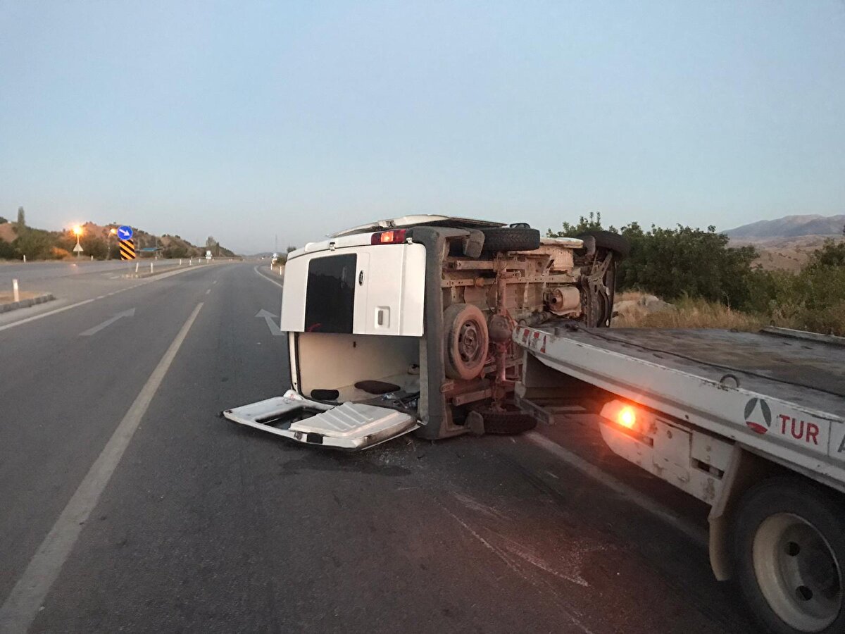 Yaralılar minibüsten çıkarılarak ambulanslarla Osmancık Devlet Hastanesi'ne kaldırılıp tedaviye alındı. Kazayla ilgili inceleme sürüyor.