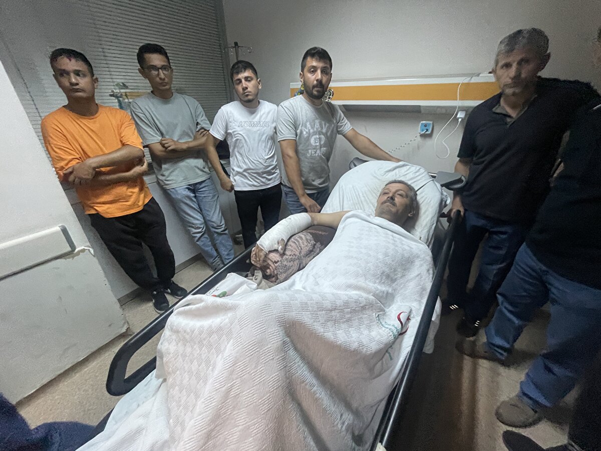 Ersin Aydın ise göçük esnasında ne olduğunu anlamadıklarını dile getirerek, "Bir anda ağaç parçaları üstümüze geldi. Oradan kurtulmak gerçekten mucize. Orada bir boşluk vardı, o boşluk olmasaydı muhtemelen şimdi rahmetli olmuştum. Orada 4 kişiydik. Çok üzüntülüyüz bir arkadaşımızı kaybettik." diye konuştu.<br><br><br>