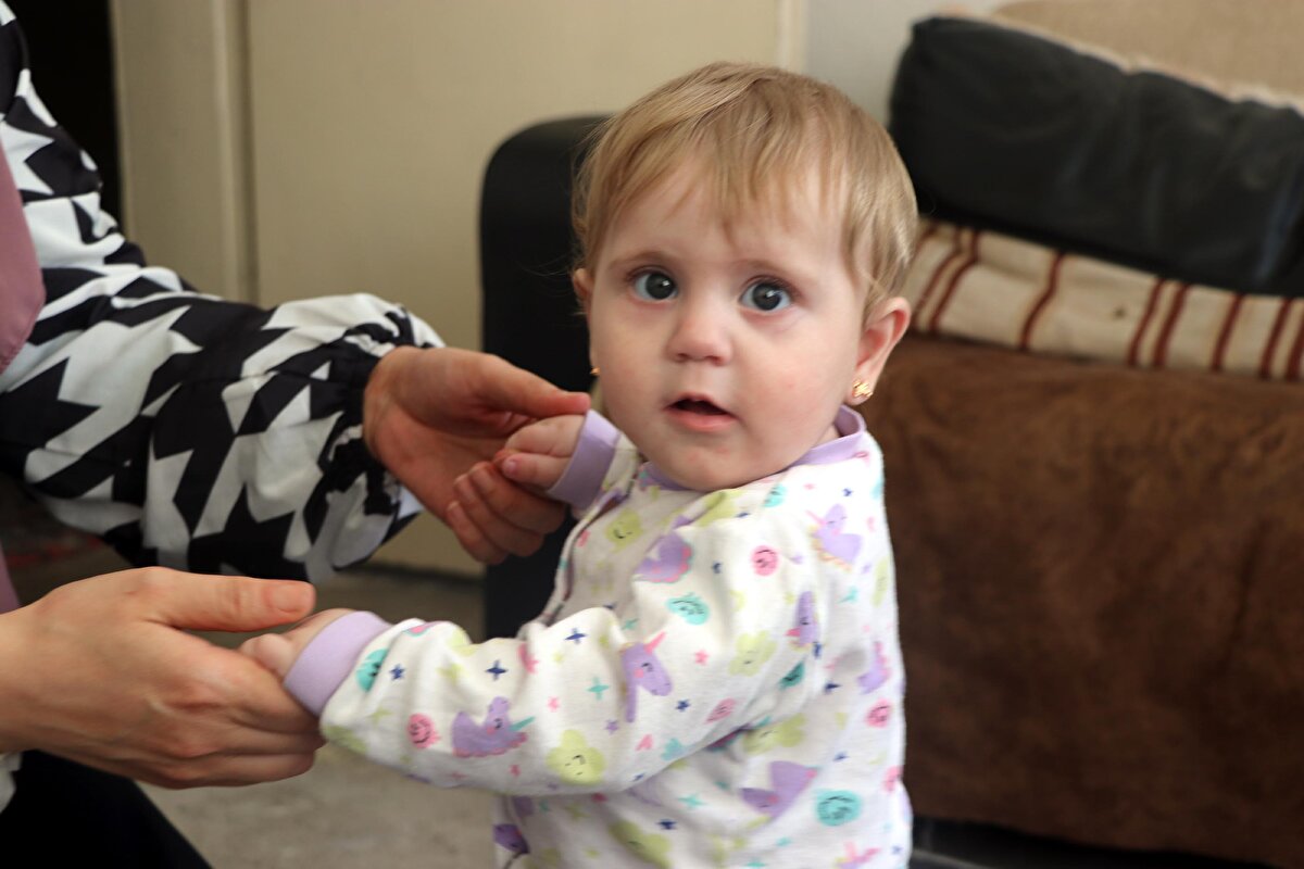 Dönemin Aile ve Sosyal Hizmetler Bakanı Derya Yanık'ın, Adana'da kızı Vatin'i kendisine teslim ettiğinde yaşadığı duyguya da vurgu yapan Yasemin Begdas, "Kızımla buluştuğum an kendimi çok iyi hissettim. Vatin'i depremden sonra ilk kez gördüğümde kendimi yeniden doğmuş gibi hissettim." dedi.<br><br>