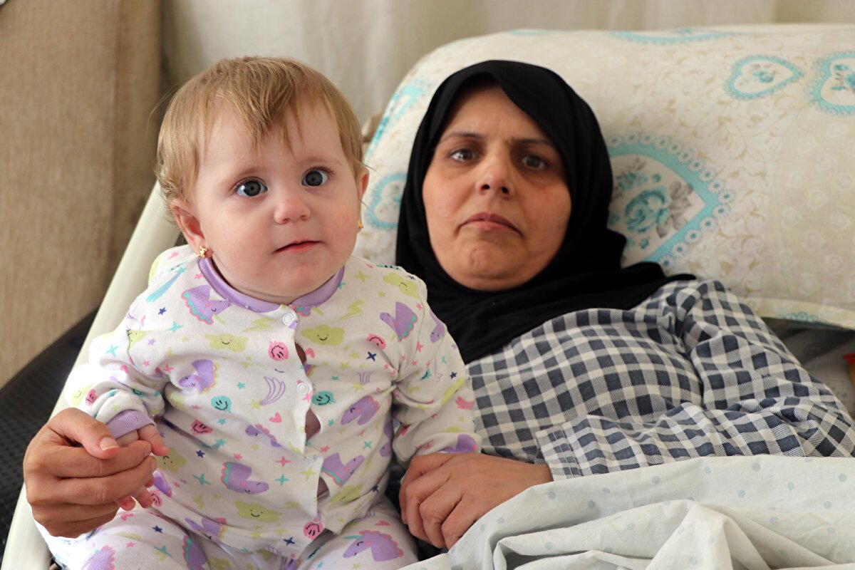 Depremde eşi, kayınvalidesi ve 2 oğlunun enkaz altında hayatlarını kaybettiğini anlatan anne Yasemin Begdas, "Ne olduğunu bilmiyordum. İlk önce normal bir şey sandım. Hiçbir şey bilmiyordum. Sadece 3,5 aylık kızımın iyi olmasını istiyordum." dedi.<br><br>