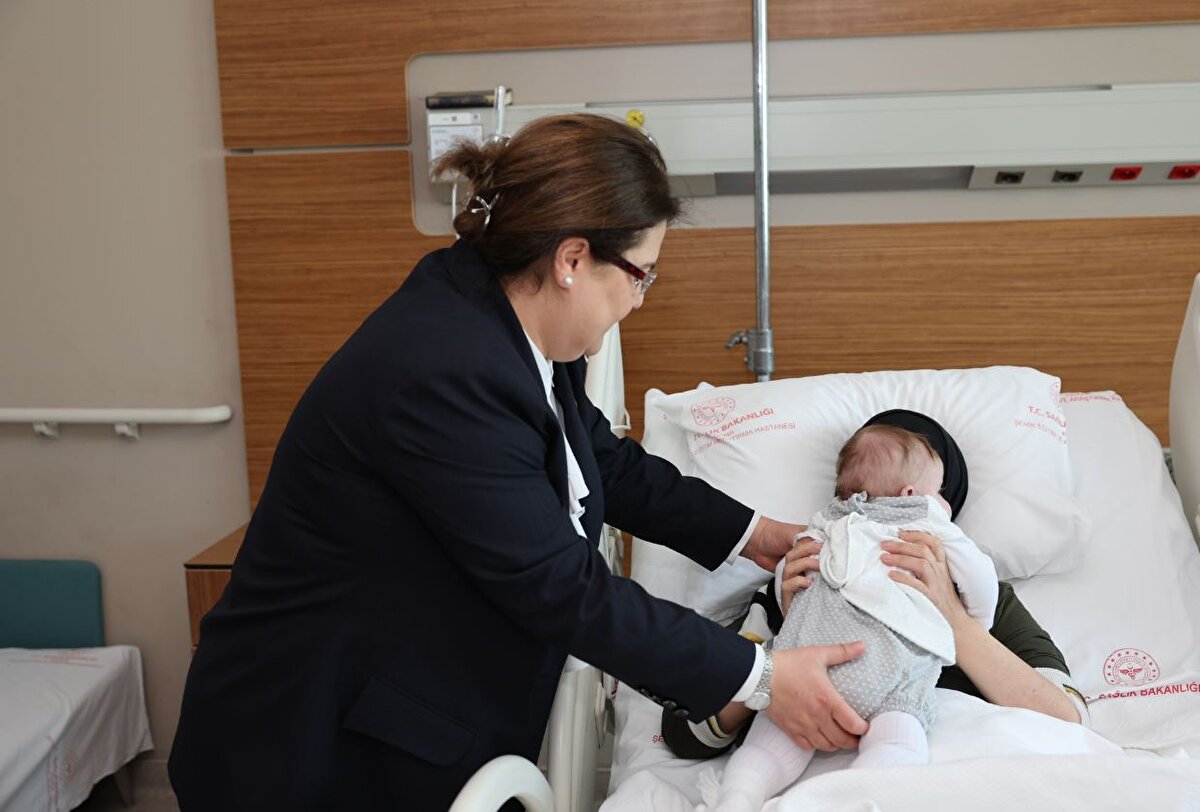 DNA testinde bebeğin annesinin Yasemin Begdas olduğu belirlendi. Depremde üzerine yıkılan beton yığınları nedeniyle felç olup, yatağa mahkum kalan Yasemin Begdas, tedavisinin ardından bebeğiyle birlikte haziran ayında Kayseri'ye gelerek akrabalarının yanına yerleşti.<br><br>