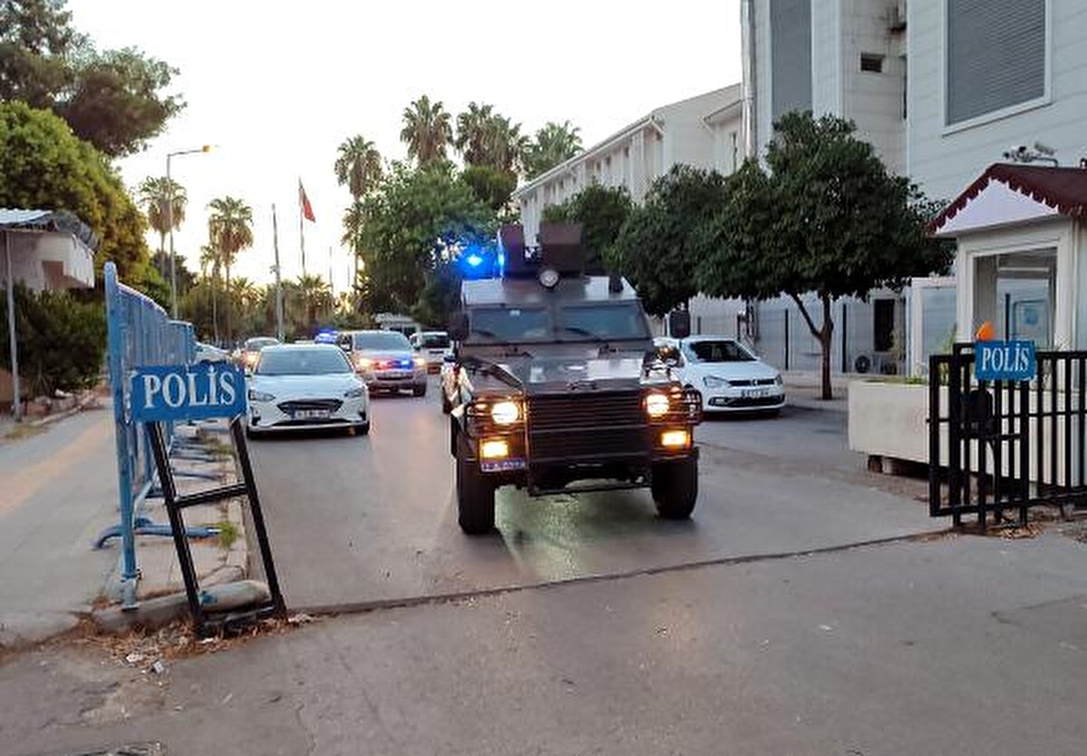 İl Emniyet Müdürlüğü Asayiş Şube Müdürlüğü Dolandırıcılık Büro Amirliği ekipleri, depremzedeleri hedef alan dolandırıcılık olayları nedeniyle harekete geçti. 