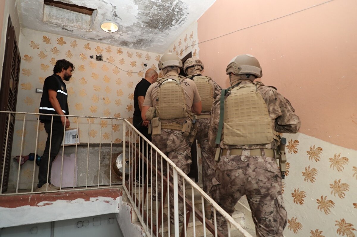  Özel harekat timlerinin de katıldığı, 150 polisin görev aldığı operasyona, dron ile havadan destek verildi. 