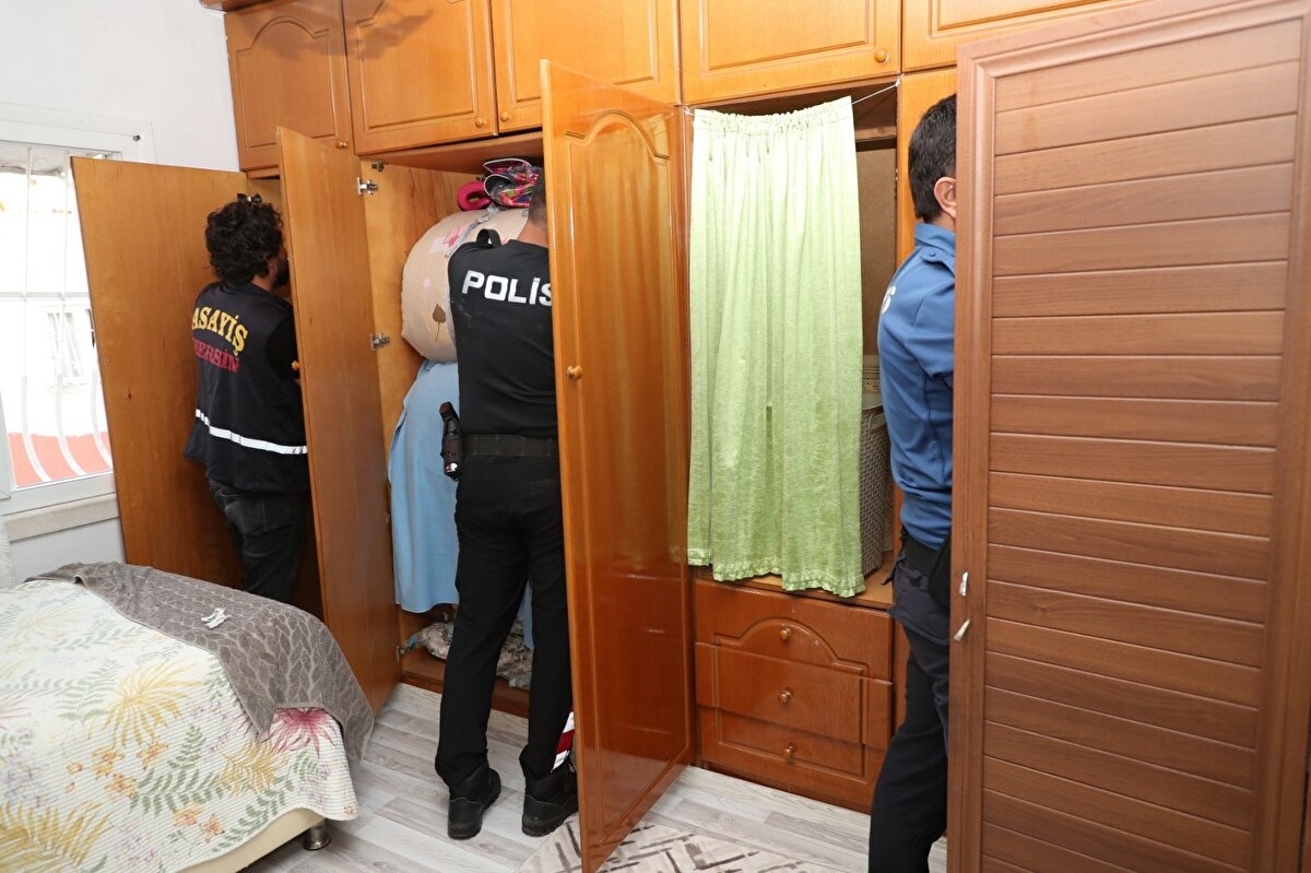 Gelen şikayetler doğrultusunda başlatılan soruşturma kapsamında, 6 Şubat Kahramanmaraş merkezli depremlerde evlerini terk etmek zorunda kalan depremzedeleri, internet siteleri üzerinden sahte kiralık daire ilanları verip, kapora alarak dolandıran 13 kişi tespit edildi. 