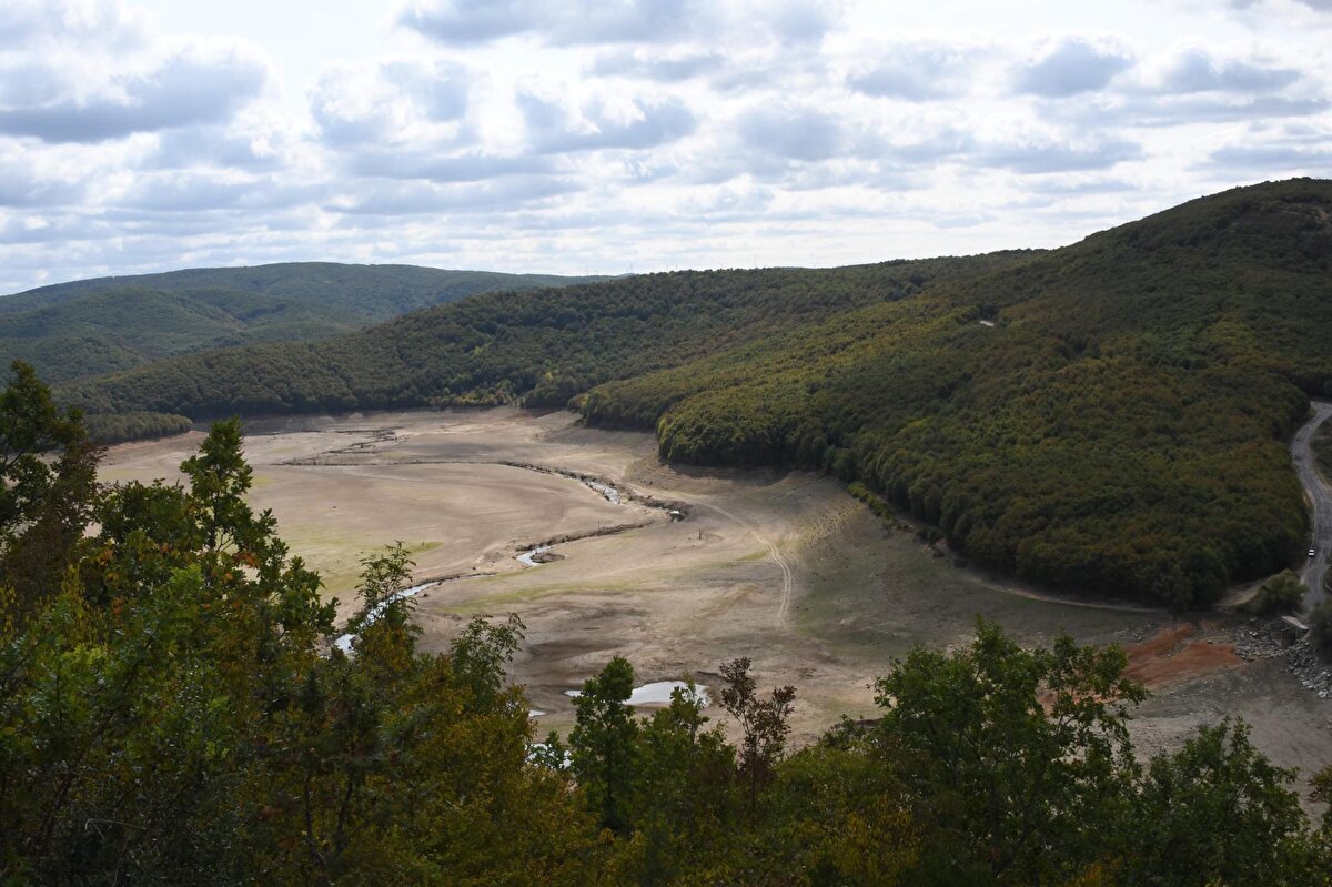 Prof. Dr. Tecer, Marmara Bölgesi’nde durumun daha da vahim olduğunu söyledi. Bölgenin 2022’nin ağustos ayında metrekareye 42,5 milimetre yağış aldığını hatırlatan Tecer, bu oranın 2023 yılında metrekareye 5 milimetre olarak gerçekleştiğini söyledi.<br><br>