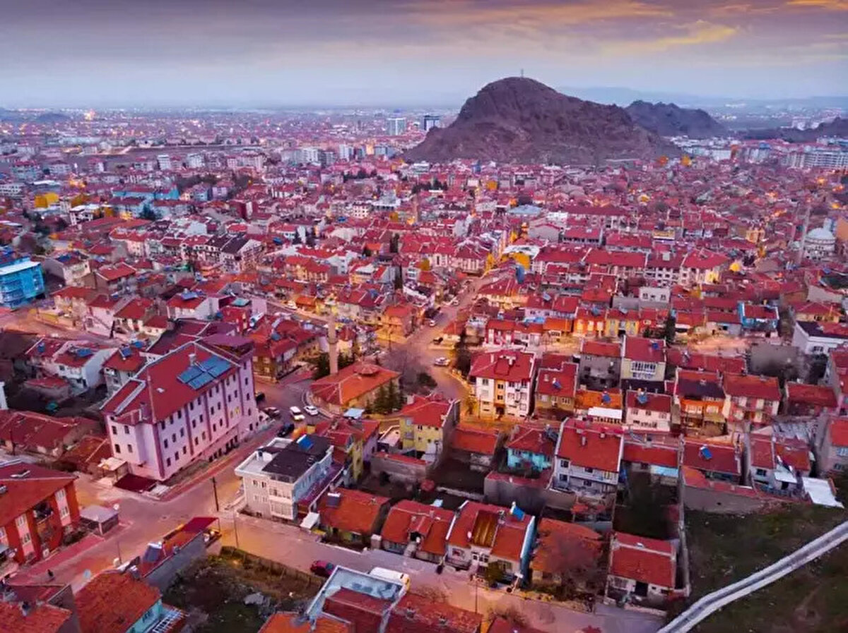 Afyonkarahisar<br><br>2020 nüfusu 736 bin 912 kişi. Geçen yıla göre 7 bin 429 kişi arttı.