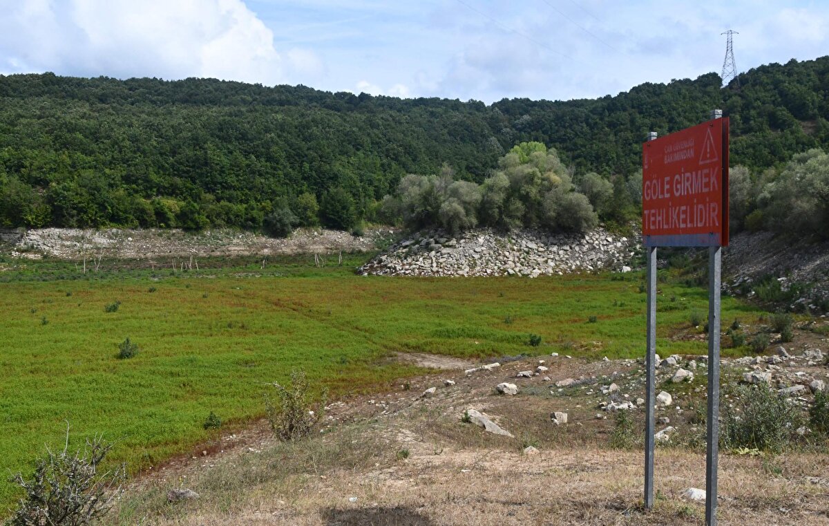 Meteoroloji Genel Müdürlüğü'nün son raporlarına göre özellikle Marmara Bölgesi'nin son 12 aylık dönemde şiddetli kurak bölge olarak ilan edildiğini söyleyen Tecer, şunları söyledi:<br><br>“Tabii bunun sebeplerine baktığımız zaman ilk olarak aklımıza gelen şey yağışların azalması. Barajlardaki doluluk oranlarının düşmesinin sebebidir yağışlardaki azalma. Yağış analizleri de yine Meteoroloji Genel Müdürlüğü'nün verilerinden incelediğimiz zaman Türkiye genelinde uzun dönemlik yağışların ortalaması 14,8 milimetre iken bu sene 2023 Ağustos ayında bu 6,4 milimetreye kadar düşmüş. Geçen yılın aynı ayında ise bu 16,1 milimetre imiş Türkiye genelinde. Bugün 6,4 civarında yani ortalamalara baktığımız zaman uzun dönem ortalamalarına yüzde 57-60 oranında bir düşüş var.”