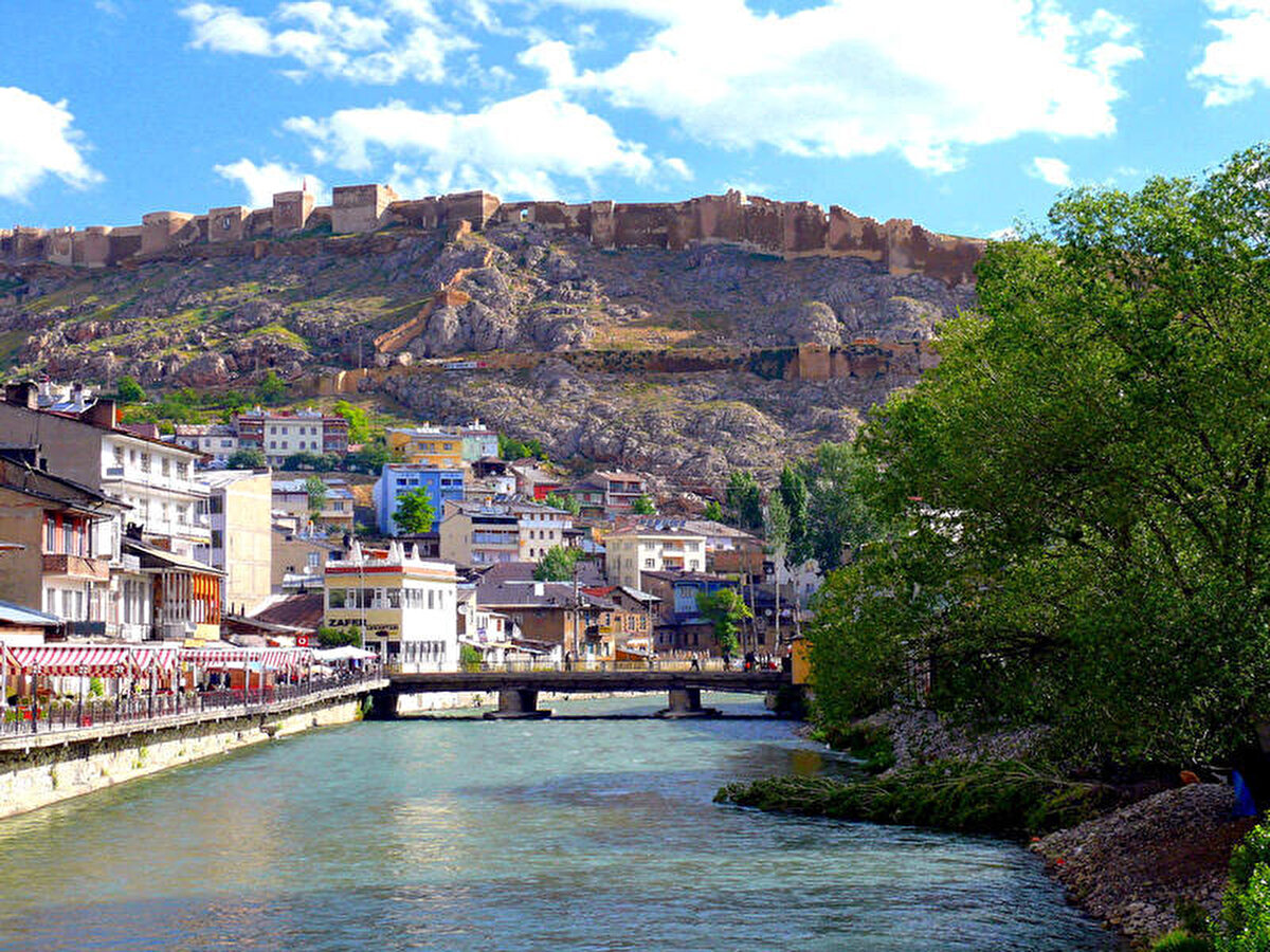 Bayburt<br>2020 nüfusu 81 bin 910 kişi. Geçen yıla göre 2 bin 933 kişi azaldı.