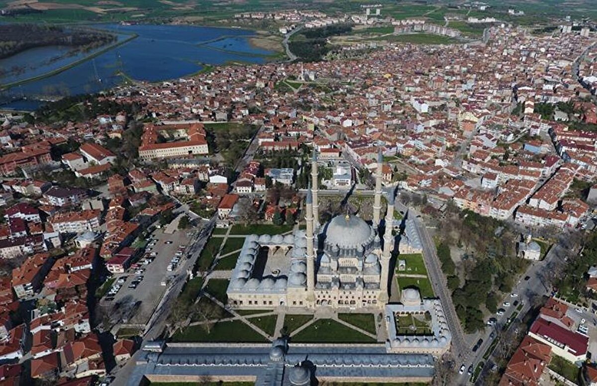 Edirne<br>2020 nüfusu 407 bin 763 kişi. Geçen yıla göre; 6 bin 140 kişi azaldı.