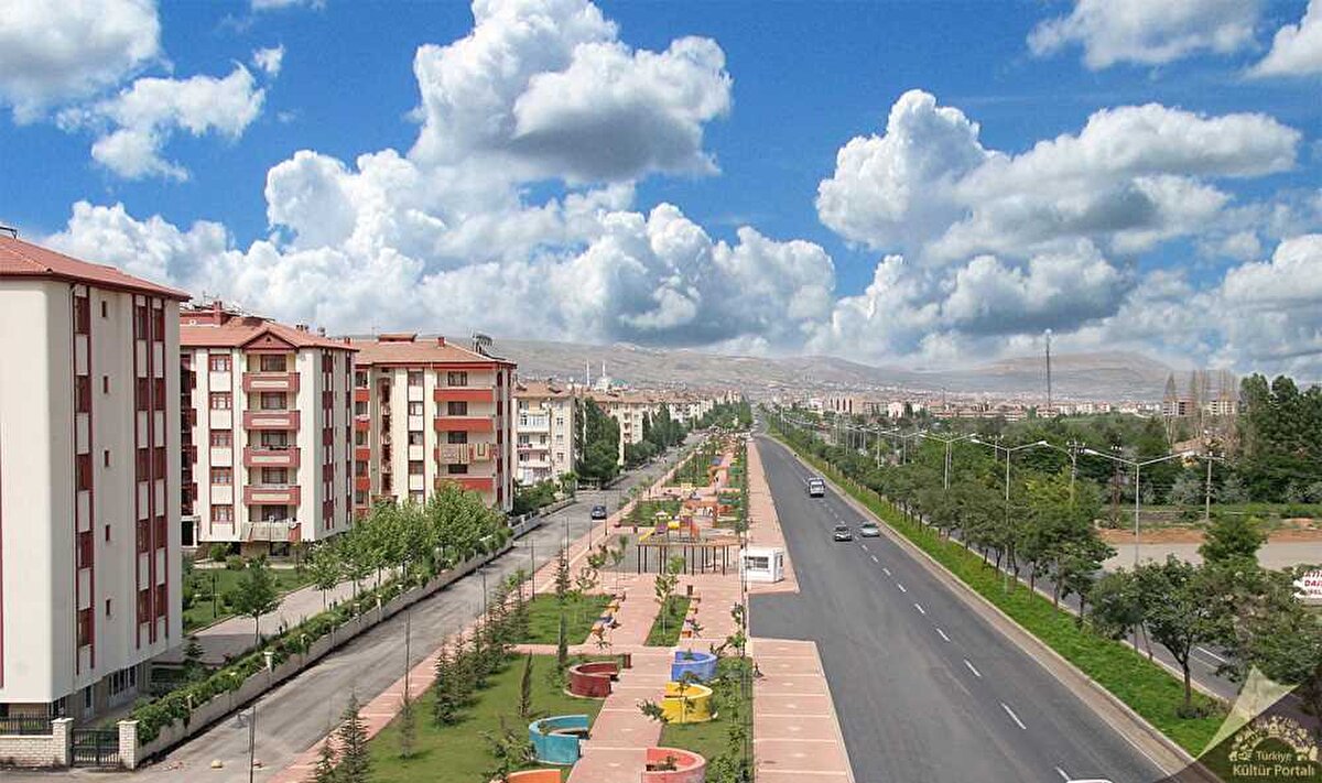 Elazığ<br>2020 nüfusu 587 bin 960 kişi. Geçen yıla göre 3 bin 138 kişi azaldı.