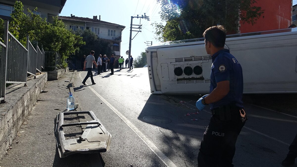 Sağlık ekiplerinin yaptığı kontrolde, Ayfer B'nin hayatını kaybettiği belirlendi. Yaralanan Nur B. ile sürücü Ümit O, minibüsteki K.A. H.G. Ö.Y. H.Y. ve P.K, ambulanslarla çevredeki hastanelere kaldırıldı.<br><br>