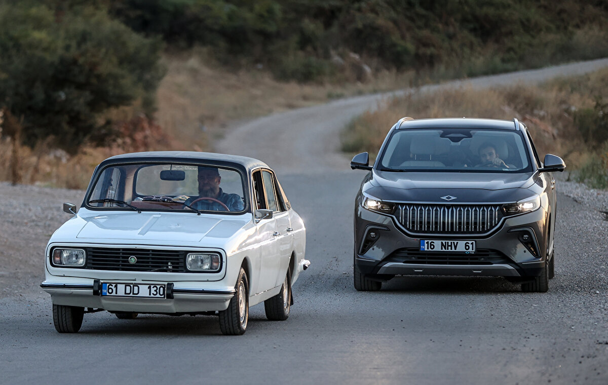 Aslen Of'lu olduğunu ve memleketine Togg ile gitmek istediğini dile getiren Vahapoğlu, "Of'un Saraçlı köyündenim. Memlekete gittiğimde çok büyük bir hayalimi gerçekleştirmiş olacağım. Önceki Ulaştırma ve Altyapı Bakanı Adil Karaismailoğlu bizim köylümüz. O, aracı alıp bizim köylülere göstermiş ama ikinci kez de ben göstereceğim inşallah Togg." diye konuştu.<br>